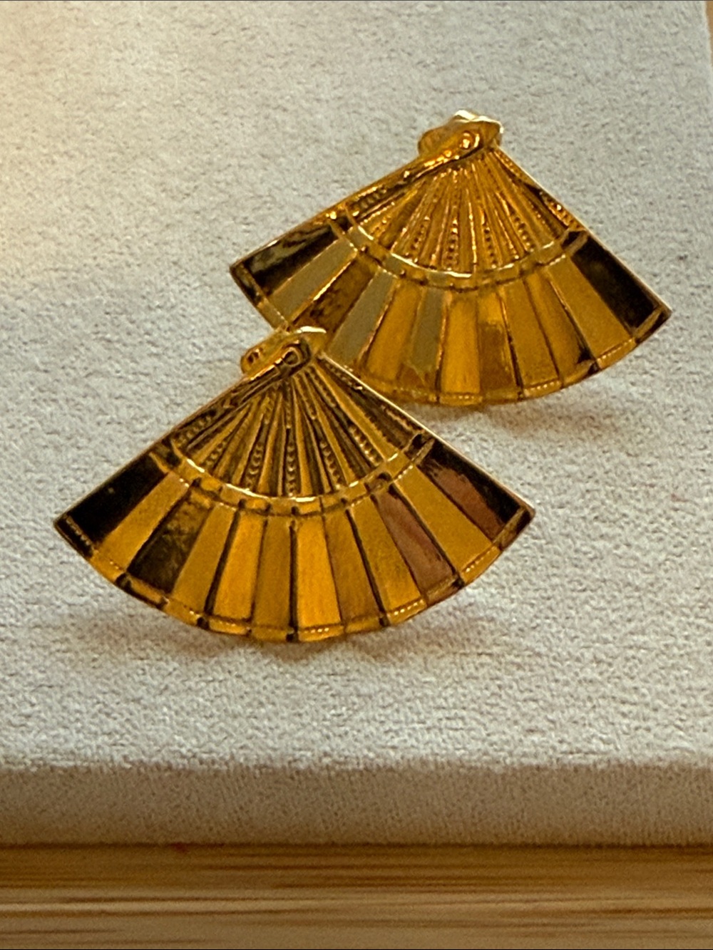 Vintage lightweight gold tone fan pierced earrings unbranded.